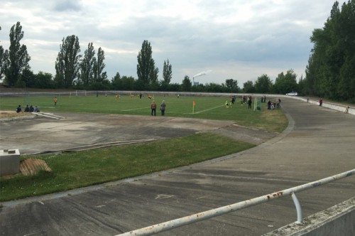 Wie spielt man auf der Radrennbahn Fußball?