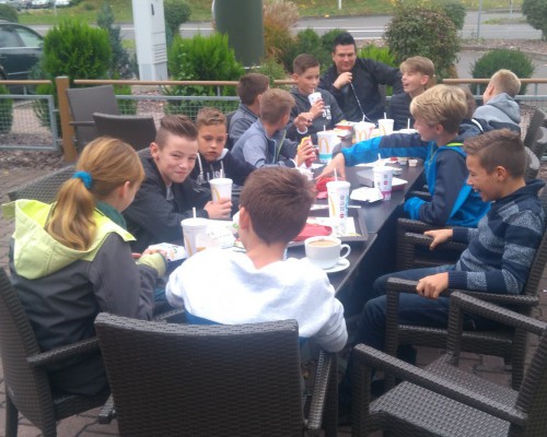 U12 lässt sich positiven Saisonauftakt schmecken